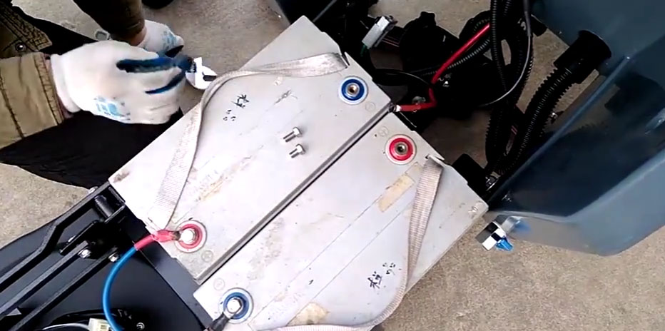 旭潔洗地機(jī)：怎么樣維護(hù)電瓶式洗地機(jī)的電瓶？